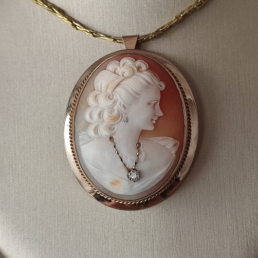camée brooch / pendant  , handcarved by Master carver