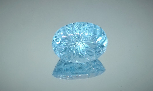 Käsin kaiverrettu ovaali topaasi 8ct