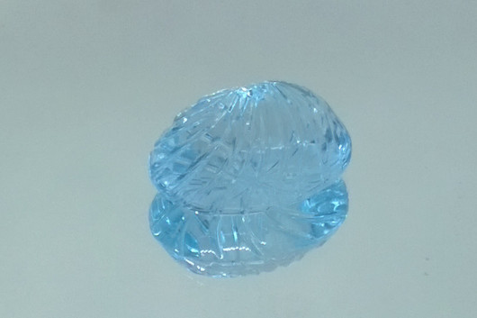 Käsin kaiverrettu ovaali topaasi 8ct