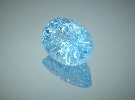 Käsin kaiverrettu ovaali topaasi 8ct