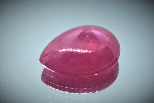  luonnollinen  Rubiini pisara 8,9ct  / 15mm
