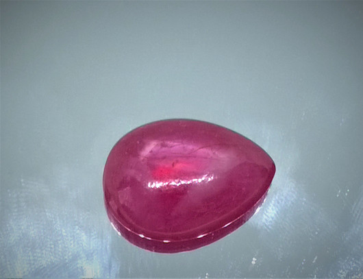  luonnollinen  Rubiini pisara 8,9ct  / 15mm