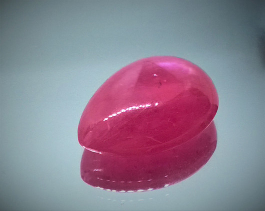  luonnollinen  Rubiini pisara 8,9ct  / 15mm
