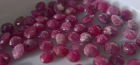 Burmalainen rubiini pari 2,5 - 3,5 mm / 0,1 ct kakkosluokkaa