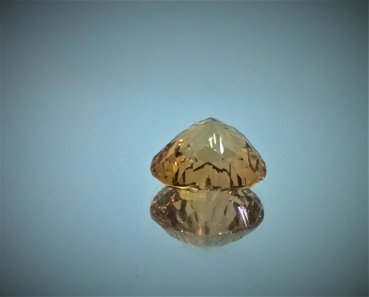 Imperial topaz , loistavan säkenöivä sydän hionta 8,8ct / 13,4mm
