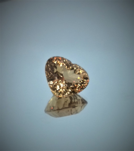 Imperial topaz , loistavan säkenöivä sydän hionta 8,8ct / 13,4mm