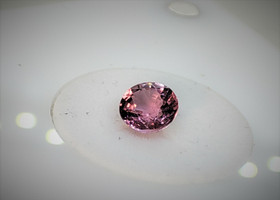 pinkin punainen SAFIIRI 5,8 mm / 1 ct harvinainen sävy , kuvallisella aitoustodistuksella