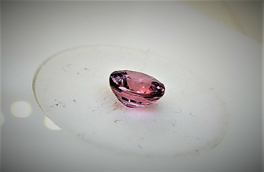 pinkin punainen SAFIIRI 5,8 mm / 1 ct harvinainen sävy , kuvallisella aitoustodistuksella