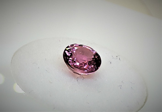 pinkin punainen SAFIIRI 5,8 mm / 1 ct harvinainen sävy , kuvallisella aitoustodistuksella
