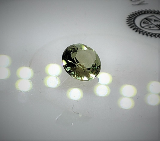 turkoosinvihreä  SAFIIRI 4,9 mm / 0,5 ct kuvallisella aitoustodistuksella