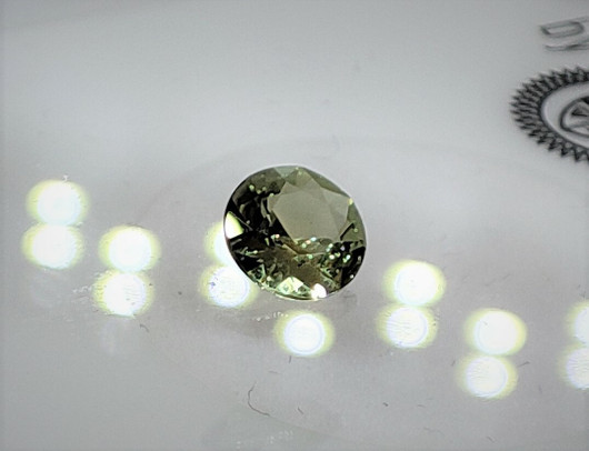 turkoosinvihreä  SAFIIRI 4,9 mm / 0,5 ct kuvallisella aitoustodistuksella