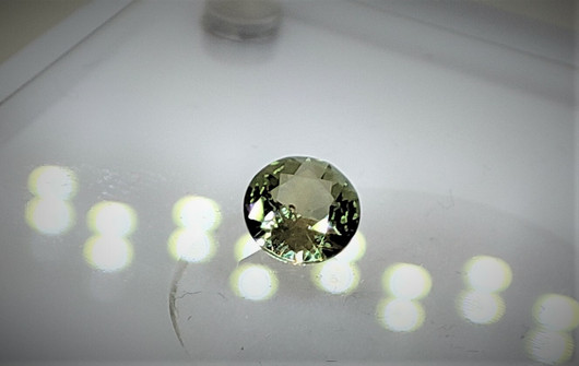 turkoosinvihreä  SAFIIRI 4,9 mm / 0,5 ct kuvallisella aitoustodistuksella