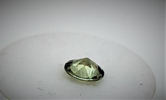 turkoosinvihreä  SAFIIRI 4,9 mm / 0,5 ct kuvallisella aitoustodistuksella