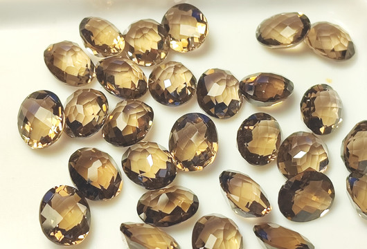 luonnollinen savukvartsi Burmasta 11 mm / 3,4 ct ovaali, shakkihionta 