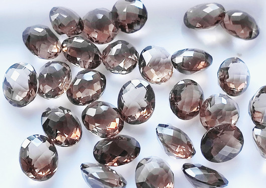 luonnollinen savukvartsi Burmasta 11 mm / 3,4 ct ovaali, shakkihionta 