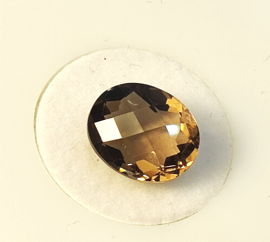luonnollinen savukvartsi Burmasta 11 mm / 3,4 ct ovaali, shakkihionta 