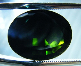 Kromi Diopsidi 16,2 mm / 8,5 ct mustan näköinen vihreillä loisteilla