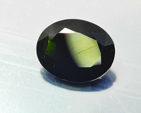 Kromi Diopsidi 16,2 mm / 8,5 ct mustan näköinen vihreillä loisteilla