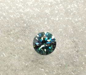 Moissaniitti 6 mm / 0,7 ct harvinaisempi sinertävän  vihreä sävy