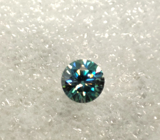 Moissaniitti 6 mm / 0,7 ct harvinaisempi sinertävän  vihreä sävy