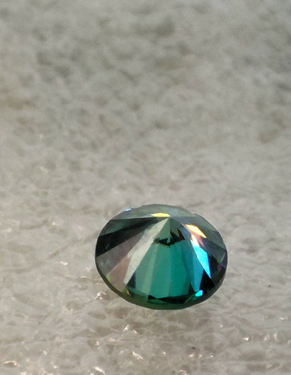 Moissaniitti 6 mm / 0,7 ct harvinaisempi sinertävän  vihreä sävy