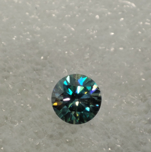 Moissaniitti 6 mm / 0,7 ct harvinaisempi sinertävän  vihreä sävy