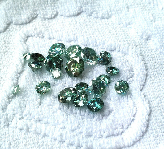 Moissaniitti 6 mm / 0,7 ct harvinaisempi sinertävän  vihreä sävy