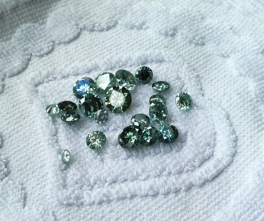 Moissaniitti 6 mm / 0,7 ct harvinaisempi sinertävän  vihreä sävy
