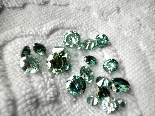 Moissaniitti 6 mm / 0,7 ct harvinaisempi sinertävän  vihreä sävy