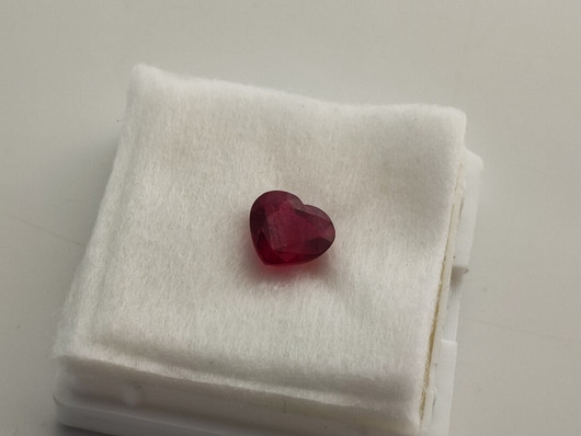 Rubiini sydän  1,9ct , / 7,1mm  kuvallinen GRA aitoustodistus