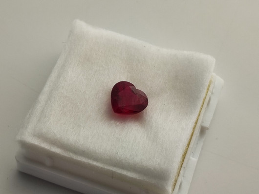 Rubiini sydän  1,9ct , / 7,1mm  kuvallinen GRA aitoustodistus