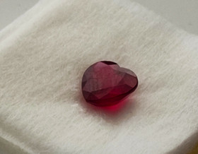 Rubiini 7,1 mm / 1,9 ct sydän kuvallinen GRA aitoustodistus