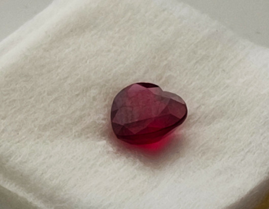 Rubiini sydän  1,9ct , / 7,1mm  kuvallinen GRA aitoustodistus