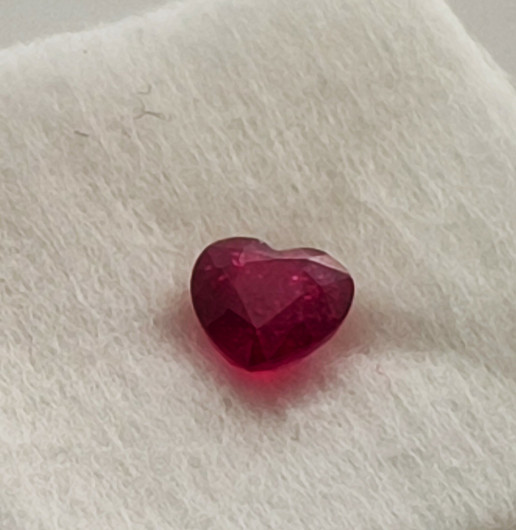 Rubiini sydän  1,9ct , / 7,1mm  kuvallinen GRA aitoustodistus