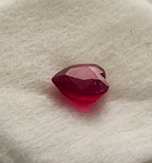 Rubiini sydän  1,9ct , / 7,1mm  kuvallinen GRA aitoustodistus