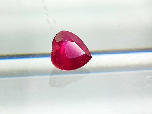 Rubiini sydän  1,9ct , / 7,1mm  kuvallinen GRA aitoustodistus