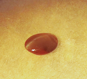 Aleksandriitti 4,8 x 3,8 mm / 0,3 ct ovaali kissansilmä efektillä ja  GRA todistuksella