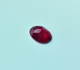 Rubiini 9,8 mm / 3 ct ovaali kuvallisella GRA aitoustodistuksella