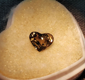 Aleksandriitti 5 x 6 mm / 1,4 ct sydän hionta GRA todistuksella