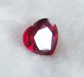 Rubiini 9 x 8 mm / 3 ct sydän kuvallinen GRA aitoustodistus