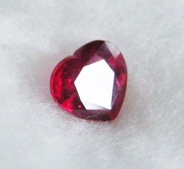 Rubiini sydän  3ct , / 9mm  kuvallinen GRA aitoustodistus