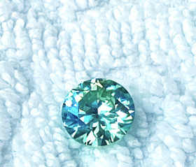 Moissaniitti harvinaisempi sinisen vihreä turkoosi sävy 3 - 10 mm pyöreä