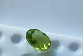 Peridot 6,5 mm / 0,7 ct oval