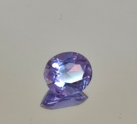 Safiiri synt. väriä vaihtava 13 x 11 mm / 8,3 ct ovaali
