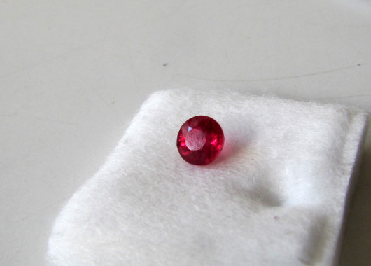 (471) Briljantti kirkas rubiini 5,3mm VS