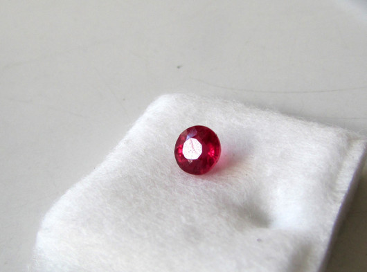 (471) Briljantti kirkas rubiini 5,3mm VS