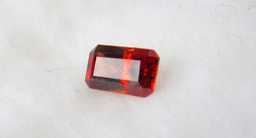 Zircon 10mm, kirkas viininpunainen, kuvallisella laatutodistuksella