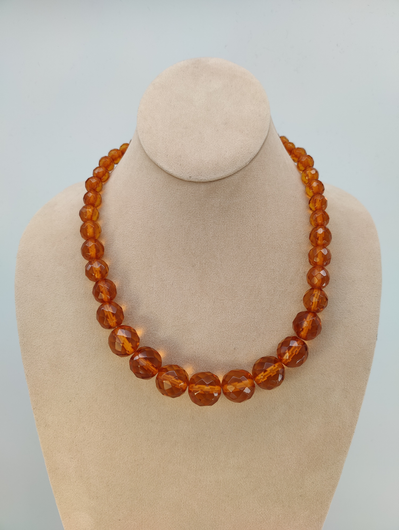 harvinaiset viistehiotunmalliset  vintage  Meripihka helmet alkuperäisellä lahjarasialla