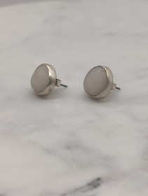 Vintage hopeiset korvakorut kvartsi kivellä