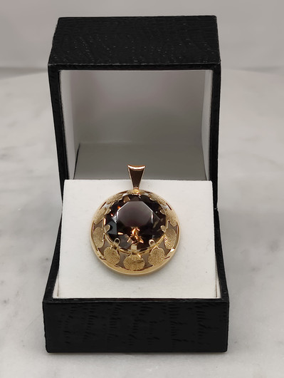 Vintage gold pendant with quartz 